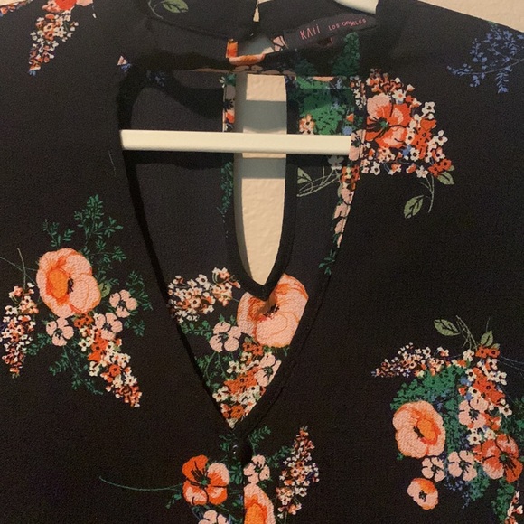 ❌Donated 08/07/23 🔥 ❤️ Floral top with faux bottons in front - Picture 2 of 4